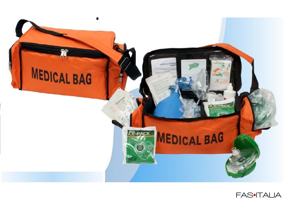 Kit di pronto soccorso militare con articoli isolati su bianco