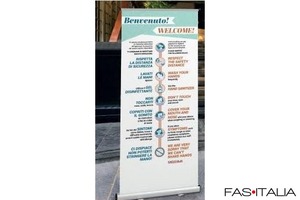 Rollup espositore per ingresso